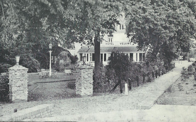 46 - Ingang van de tuin met twee zuilen